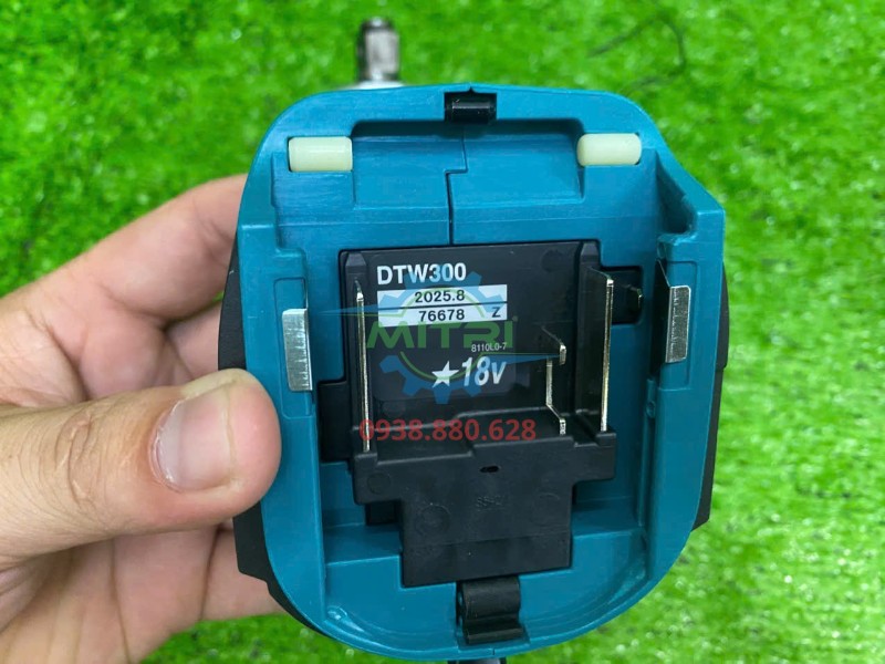 Vị trí gắn pin Makita 18V trên máy siết bu lông DTW300Z
