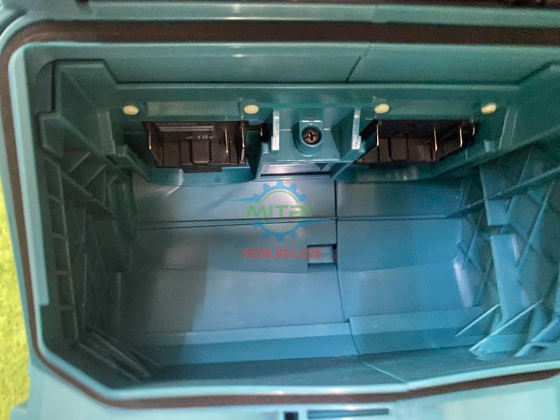 Vị trí lắp 2 pin 18V trên máy xịt rửa Makita DHW080ZK