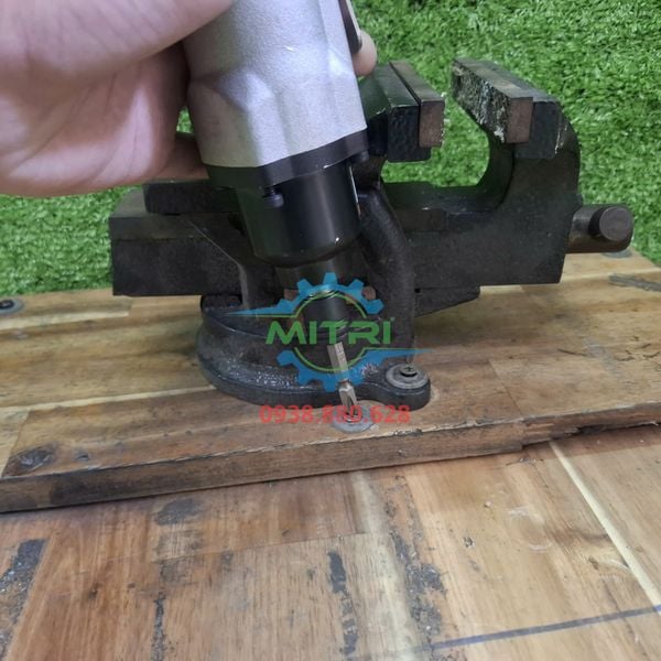 Yunica YD-8H thao tác bắn vít thực tế