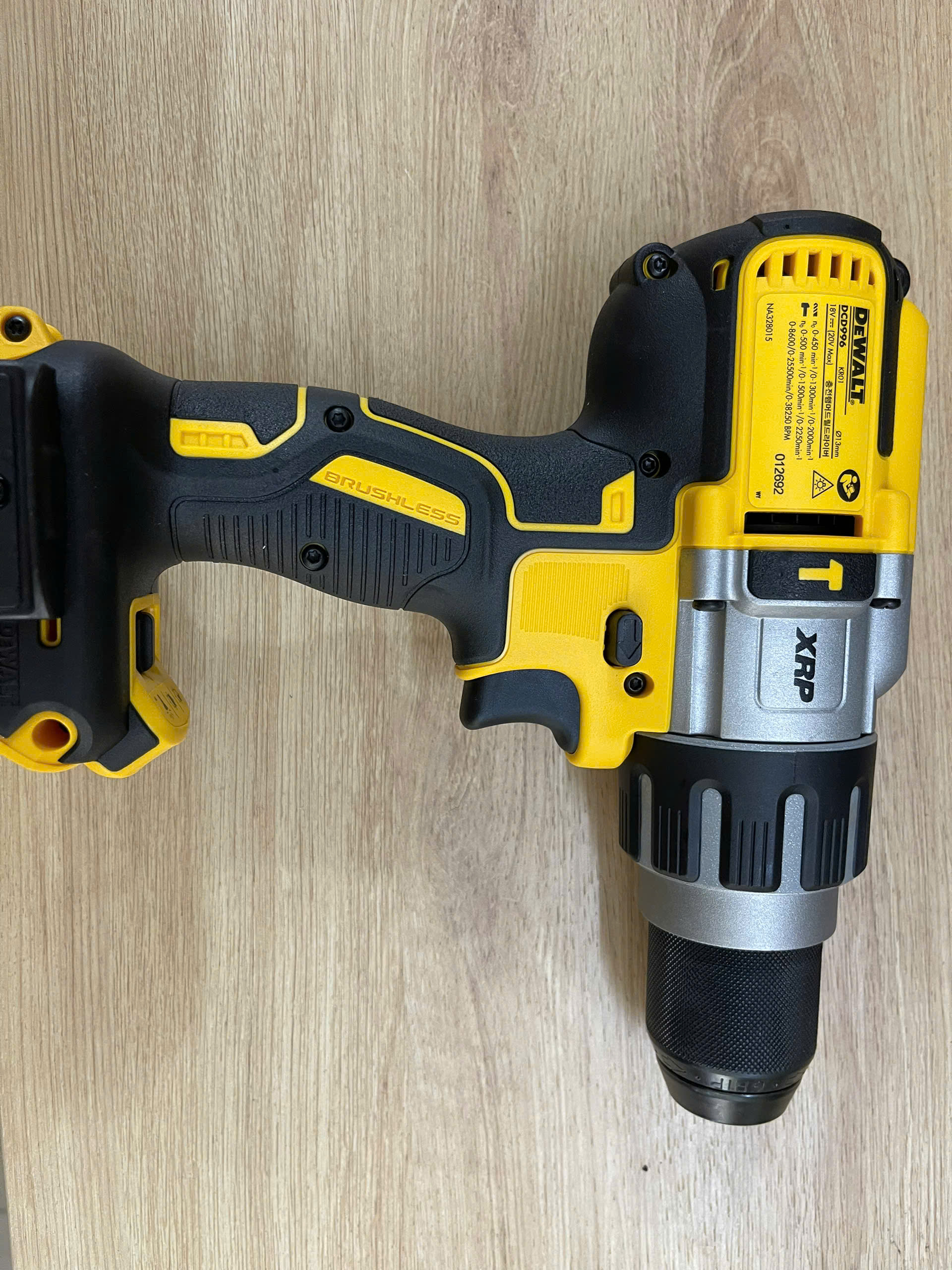 Ứng dụng máy khoan Dewalt DCD996N trong công nghiệp và dân dụng
