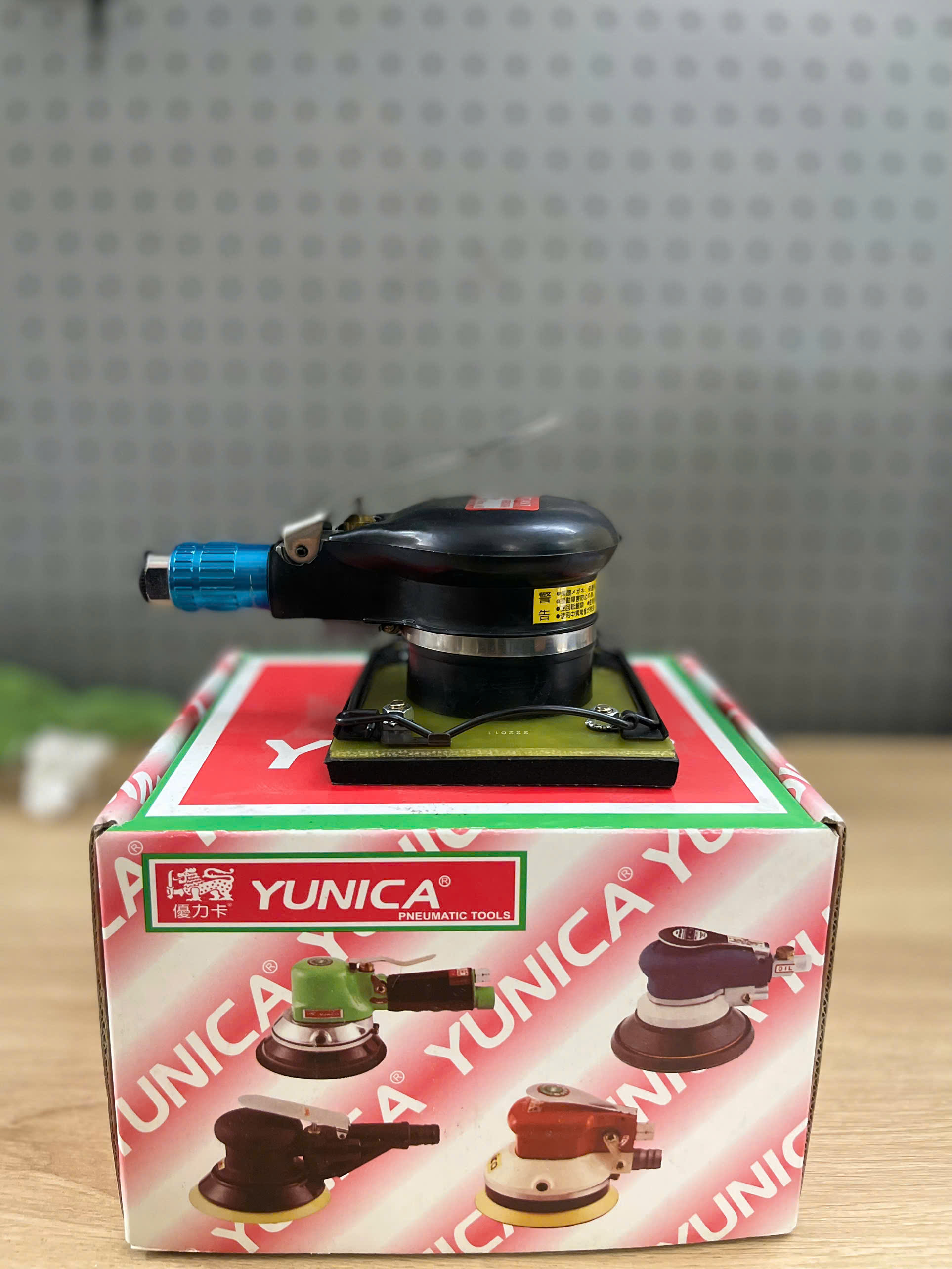 Máy chà nhám vuông YUNICA YS-813Z - góc nhìn