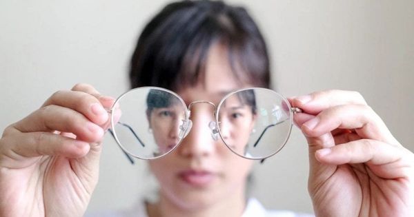 Đeo tròng kính kém chất lượng: Nguyên nhân gây nhức đầu, chóng mặt và cách phòng tránh