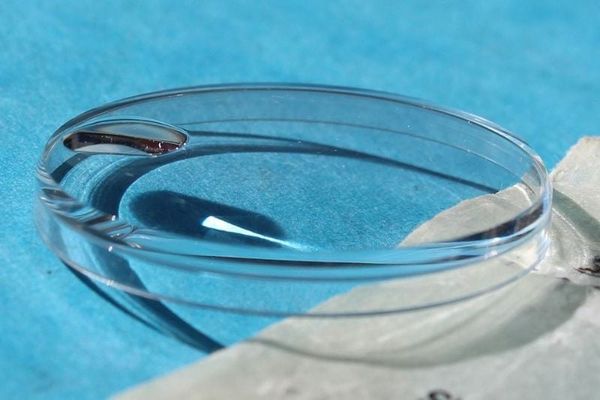 Tại sao 2 người cùng độ cận nhưng đeo kính lại thấy khác nhau?