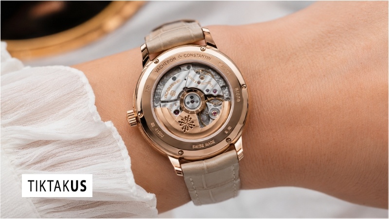 Đồng hồ cơ nữ có đáy lộ máy hoặc open-heart trên cổ tay; ảnh cận để thấy chi tiết rotor và bộ máy