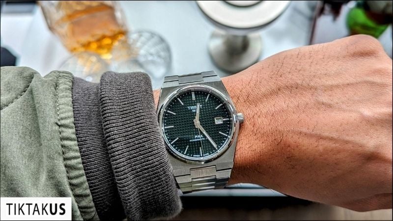 Phiên bản 40mm cho cảm giác đeo lớn hơn kích thước thực tế do thiết kế vấu dây liền mạch