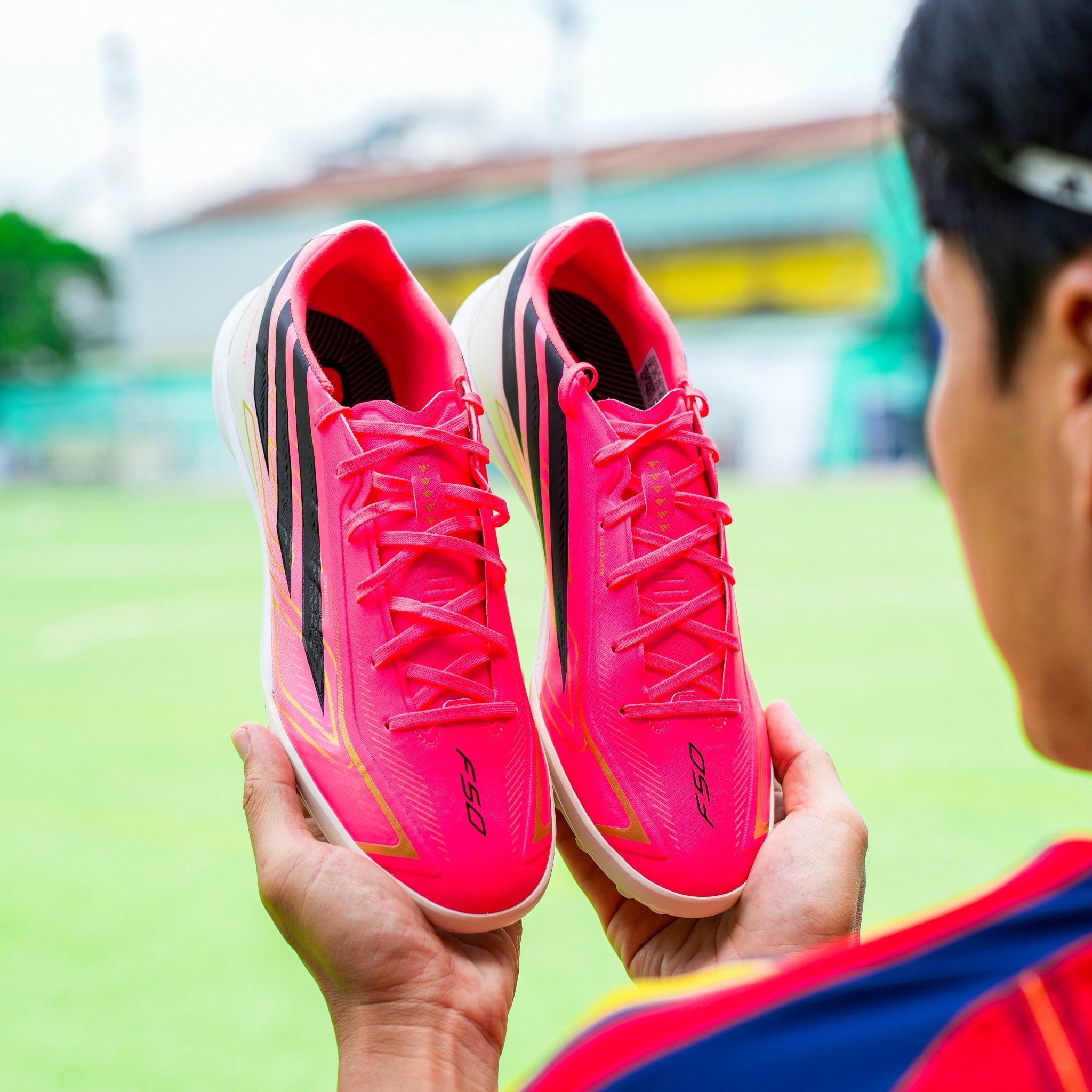 Review adidas F50 Hyperfast League TF: Bước ngoặt phân khúc tầm trung