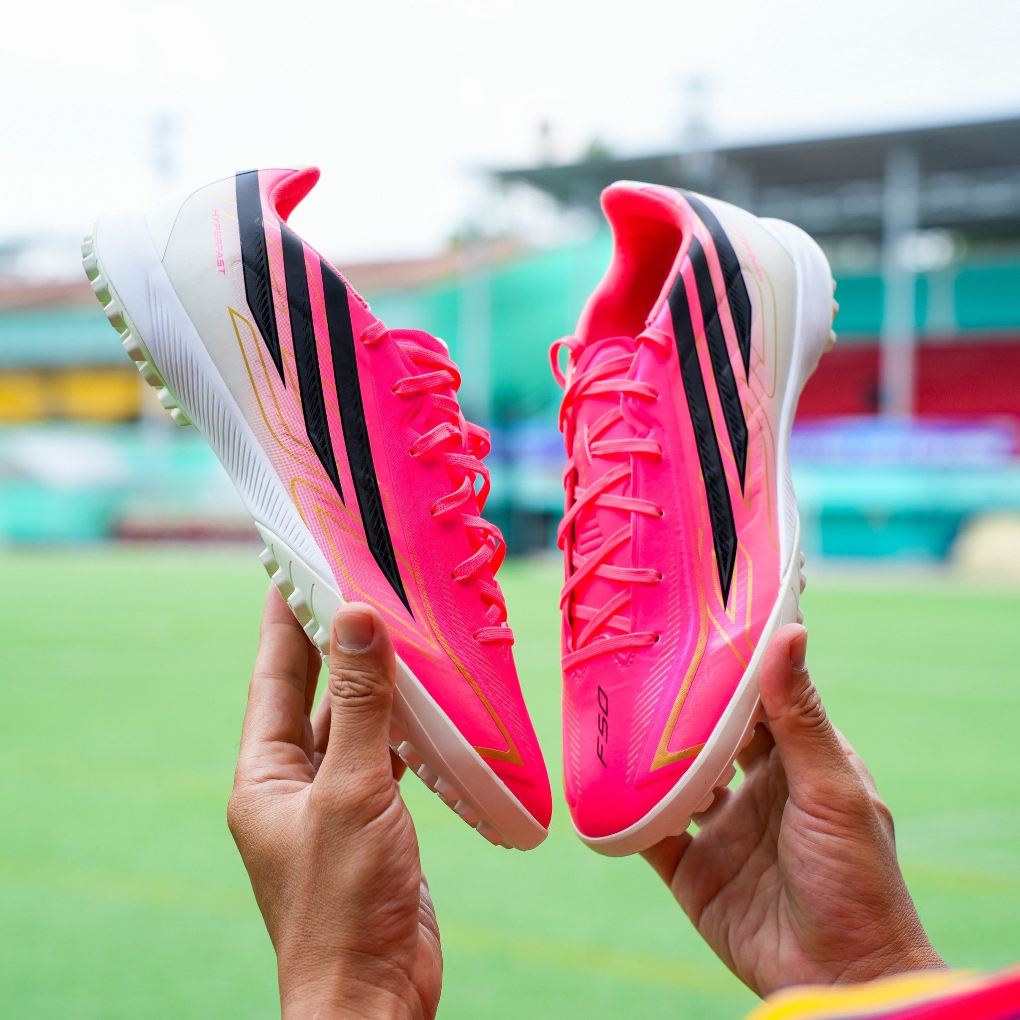 Review adidas F50 Hyperfast League TF: Bước ngoặt phân khúc tầm trung