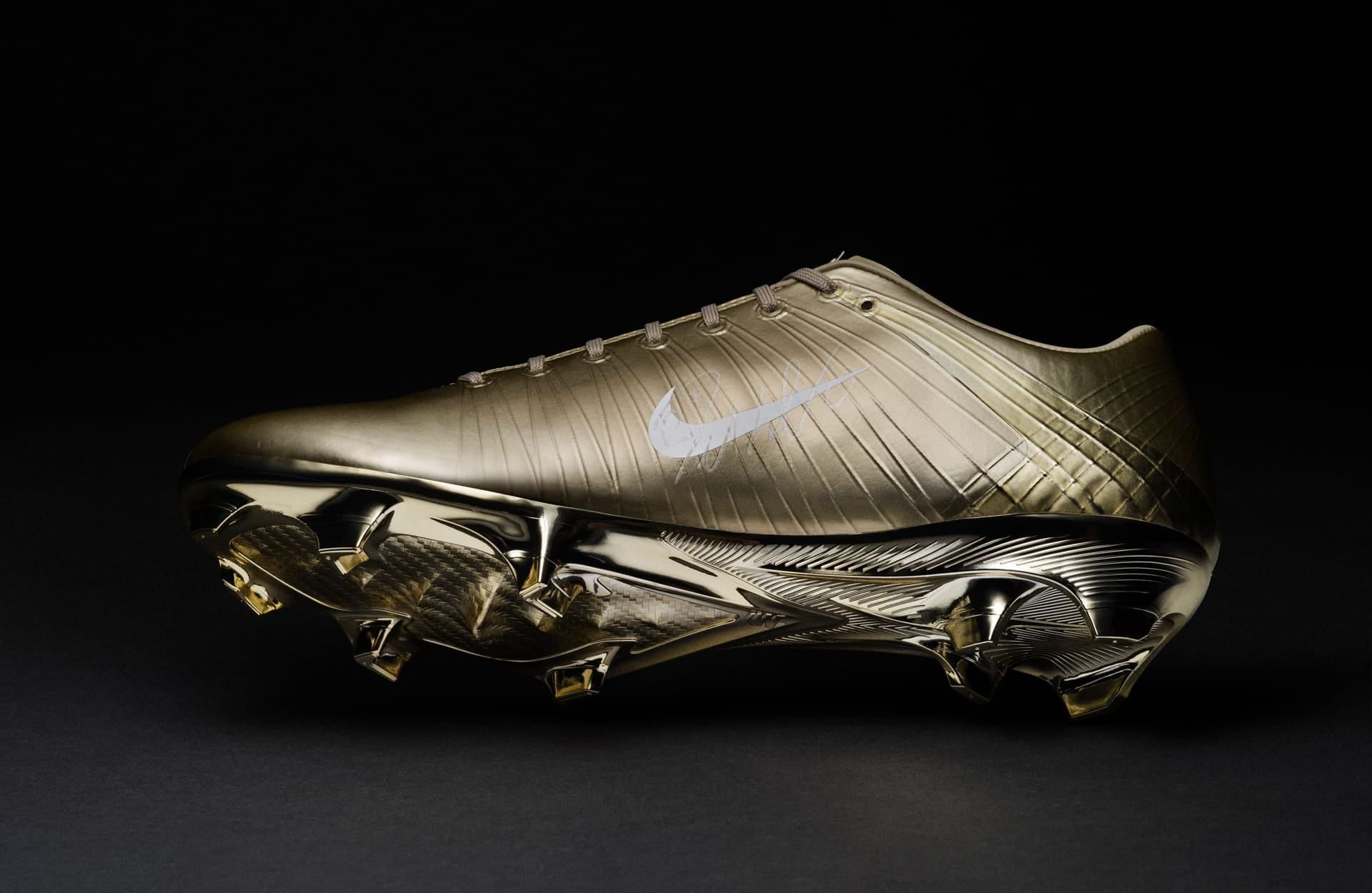 Nike ra mắt Mercurial Superfly 1 RGN Gold tôn vinh kỷ lục của Ronaldo