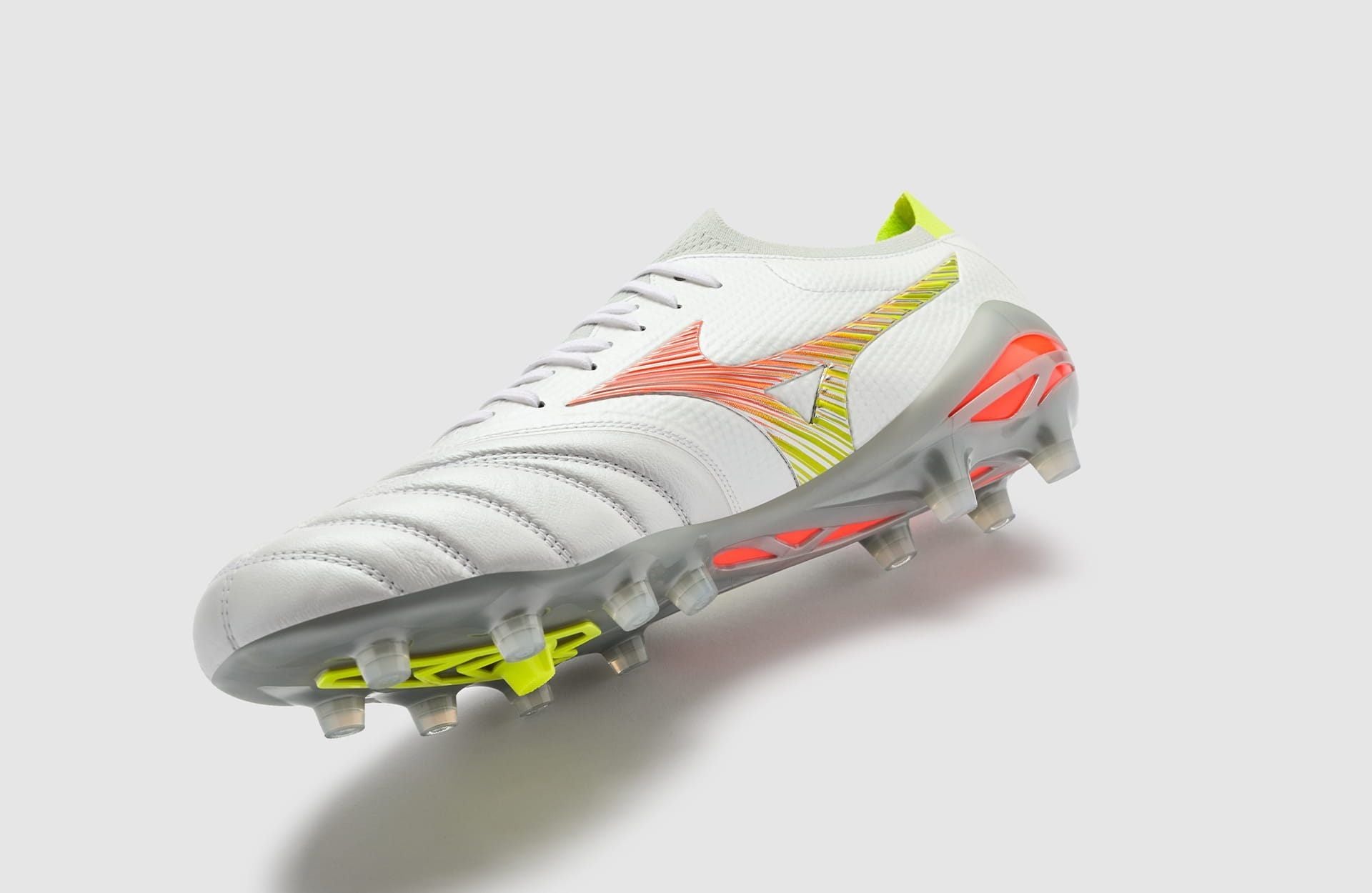 Mizuno trình làng Prism White Pack: Sắc cam rực cháy đón World Cup