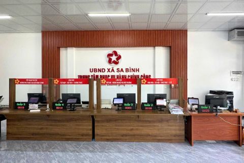 Kiosk dịch vụ công và hệ thống xếp hàng tự động tại UBND xã Sa Bình