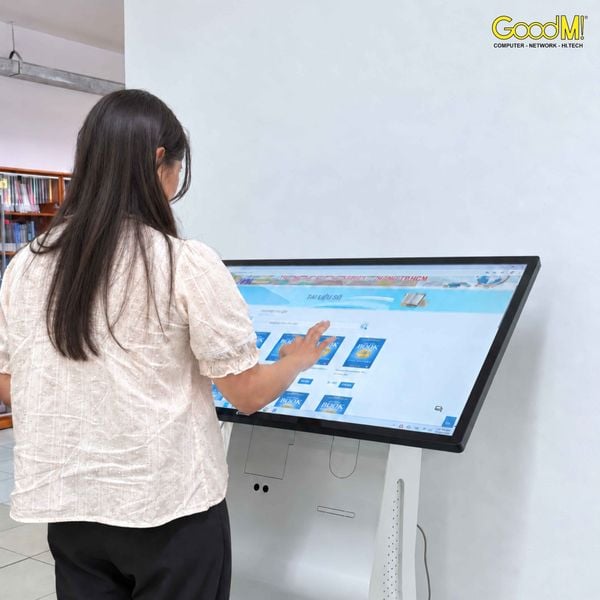 GoodM! triển khai Kiosk tra cứu thư viện tại Đại học HUFLIT