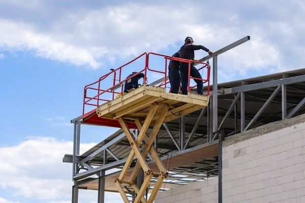 Xe nâng điện có sử dụng, hoạt động ngoài trời được không?
