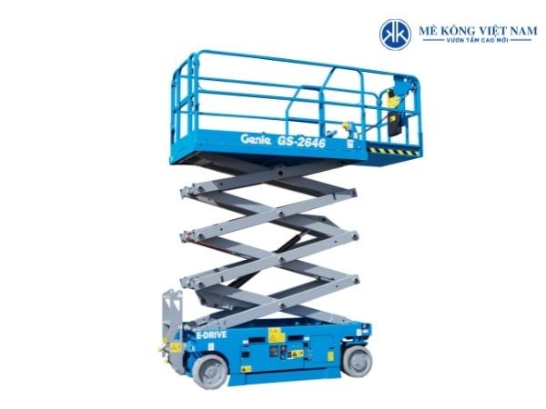 Xe nâng người cắt kéo phổ biến cho các công trình có mặt bằng bằng phẳng