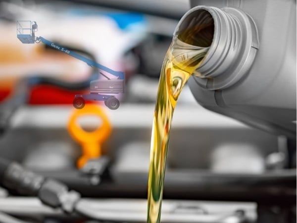 Thay dầu thủy lực xe nâng người định kỳ giúp xe duy trì hiệu suất vận hành