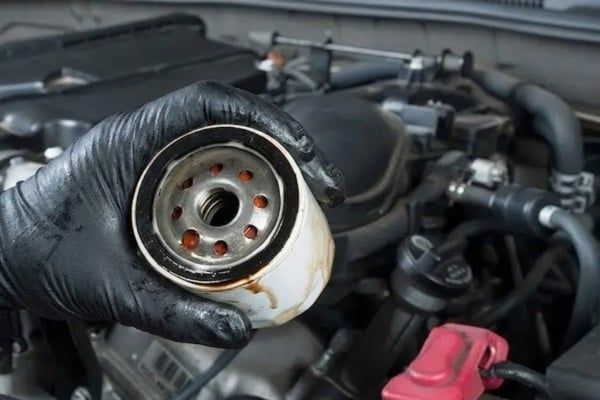 Châm dầu thủy lực mới vào xe đúng mức khuyến nghị