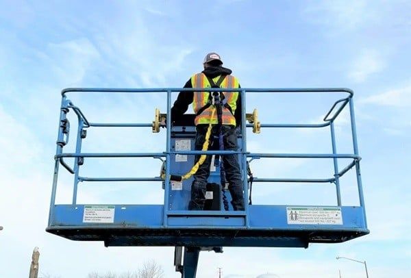 Cách sử dụng dây đai an toàn khi vận hành xe nâng người đúng
