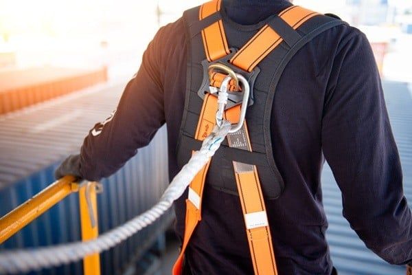 Móc điểm neo của dây vào đúng vị trí trên khung giỏ nâng của xe