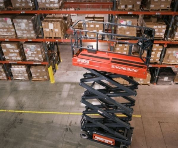 Xe nâng cắt kéo chạy điện trong siêu thị khách sạn