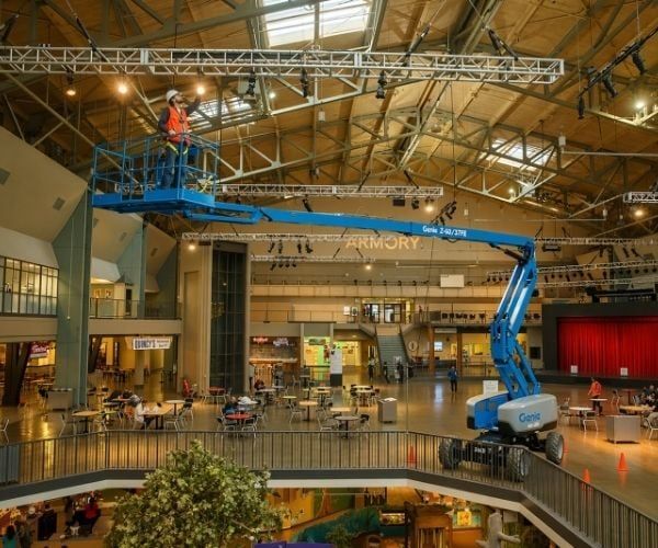 Xe nâng Boom Lift khớp gập mini trong siêu thị khách sạn