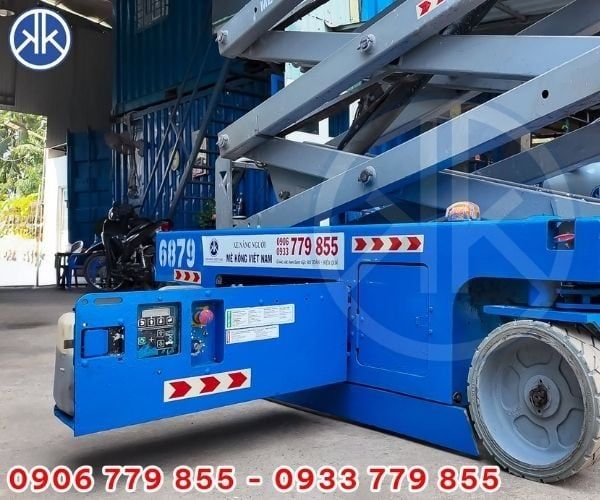 Xe nâng cần tích hợp hệ thống hạ khẩn cấp và còi cảnh báo an toàn