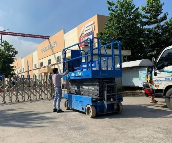 Xe nâng người cắt kéo (Scissor Lift) cho thuê tại KCN Gò Dầu