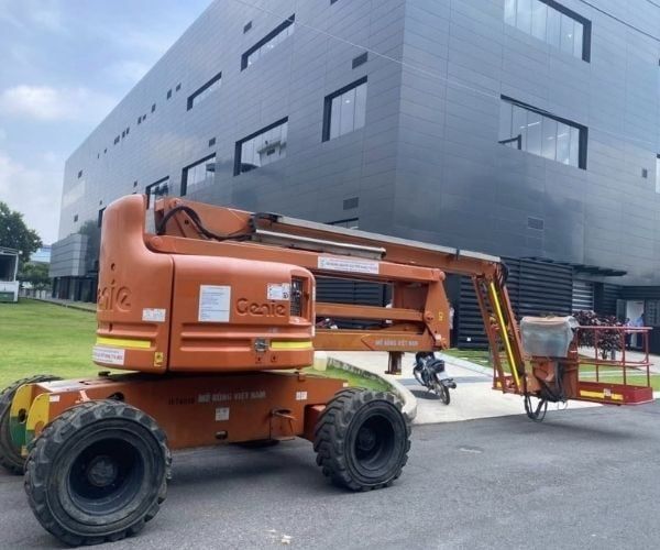 Xe nâng người cắt kéo (Scissor Lift) tối ưu cho không gian hẹp
