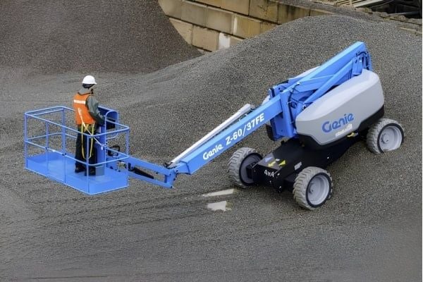 Lưu ý gì khi vận hành xe nâng người trên dốc?