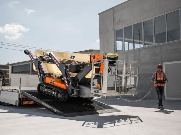 Xe nâng người loại bánh xích dễ dàng di chuyển trên các bề mặt phức tạp