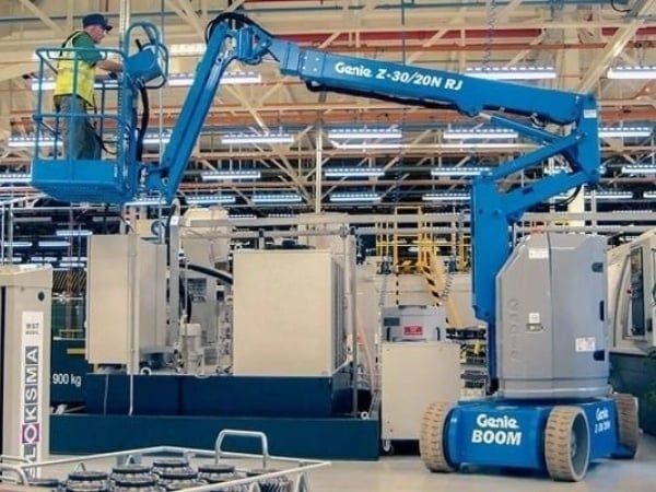 Xe nâng người bị mất lái là sự cố cực kỳ nguy hiểm