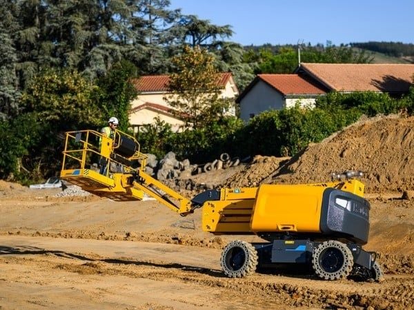 Xe nâng người bị nghiêng có thể do địa hình gồ ghề hoặc nền đất yếu