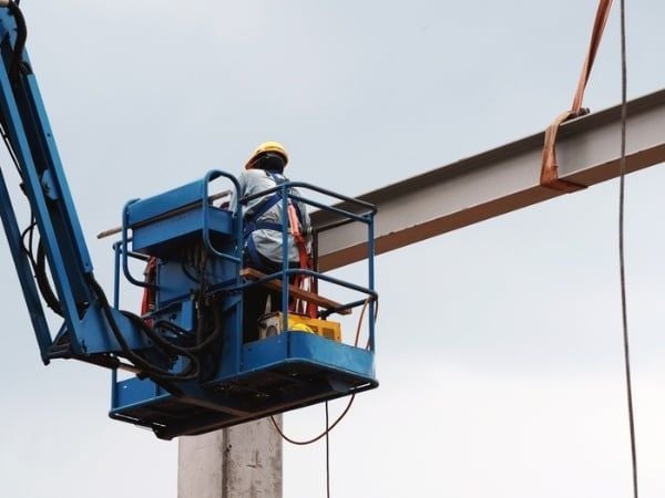 Hạ sàn thao tác xuống vị trí thấp nhất với tốc độ chậm và ổn định