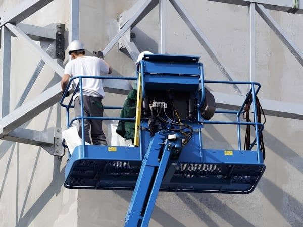 Đảm bảo tổng trọng lượng người, dụng cụ và vật tư không vượt mức quy định
