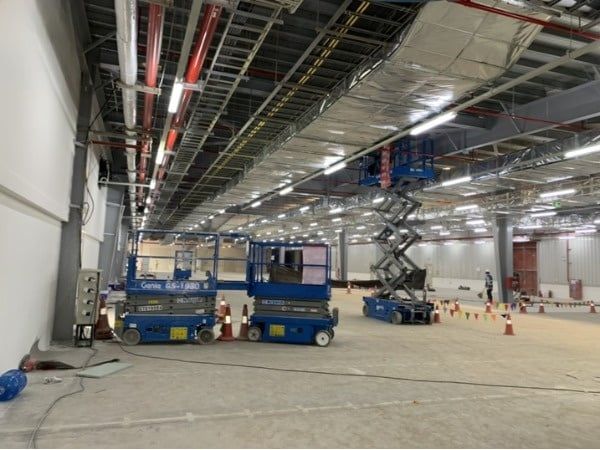 Cho thuê xe nâng người cắt kéo lắp hệ thống ống gió