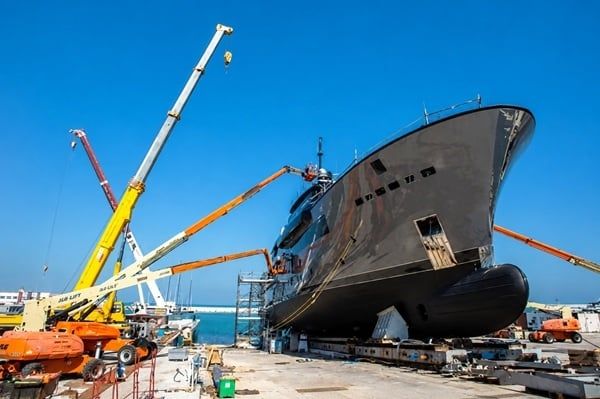 Các loại xe nâng người trong ngành đóng tàu, công nghiệp nặng