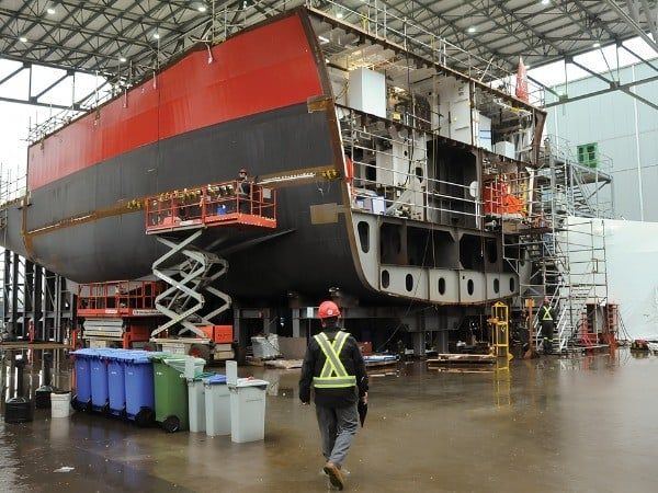 Xe nâng người được sử dụng trong nhiều hạng mục đóng tàu