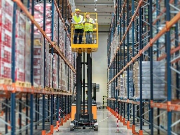 Các loại xe nâng người sử dụng trong kho thực phẩm & đồ uống