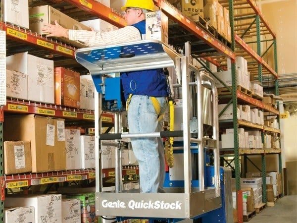 Xe nâng người trong kho phải sử dụng động cơ điện chạy bình ắc quy