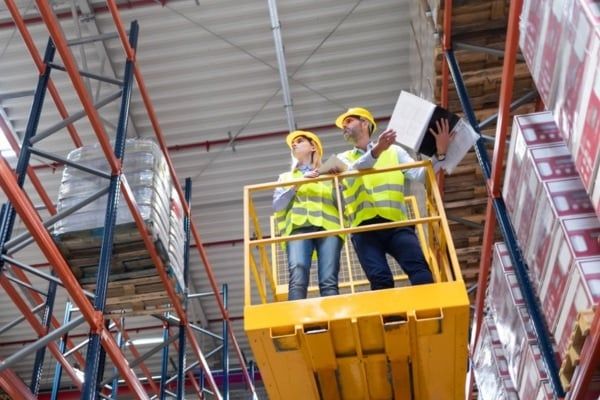 Chọn xe có bề rộng phù hợp để di chuyển giữa các dãy kệ hàng