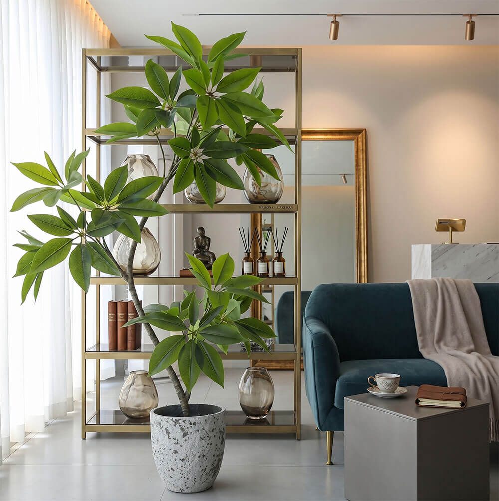 Cây lá giả decor khu vực trưng bày sản phẩm trong cửa hàng