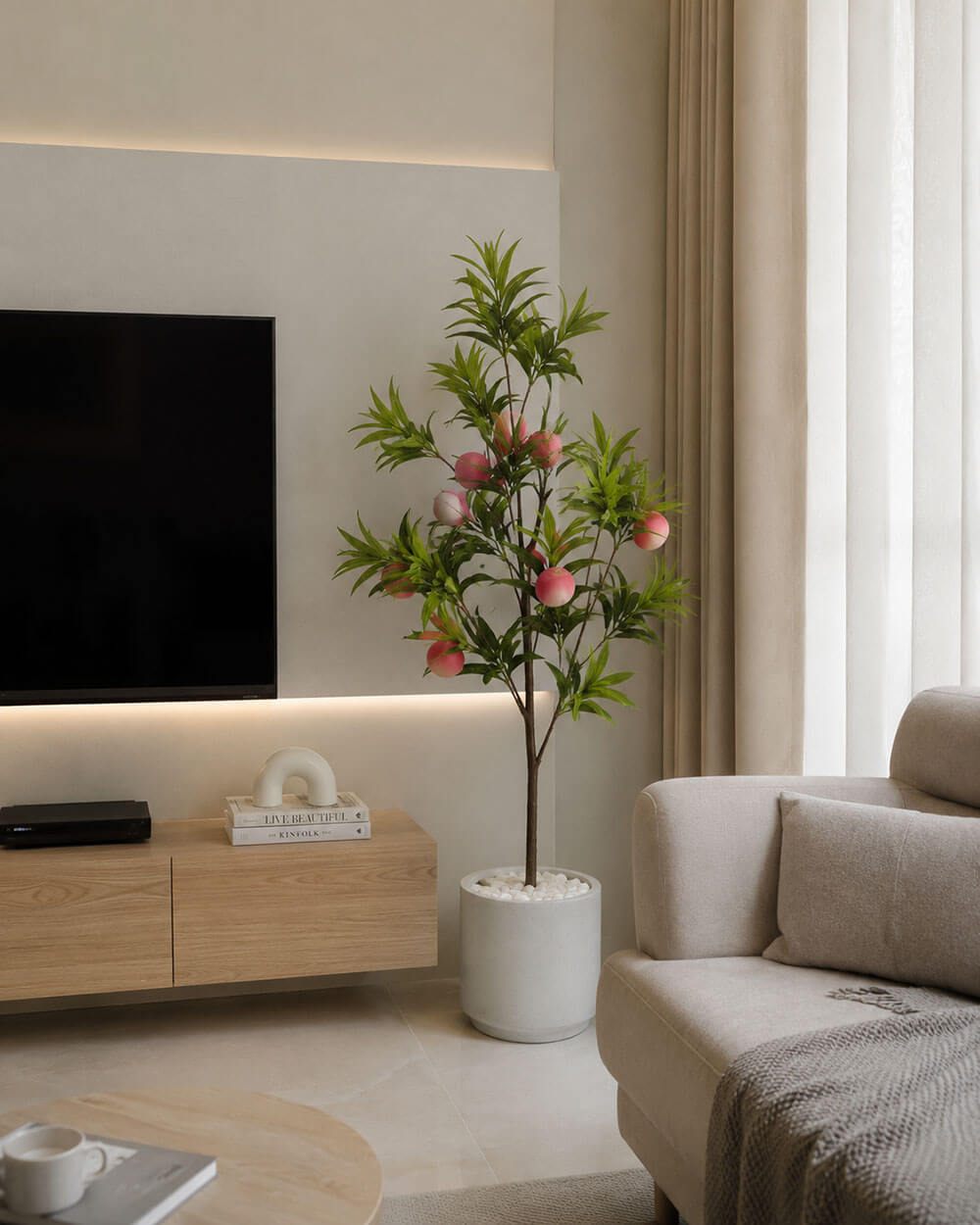 cây đào tiên giả decor góc phòng khách cạnh sofa
