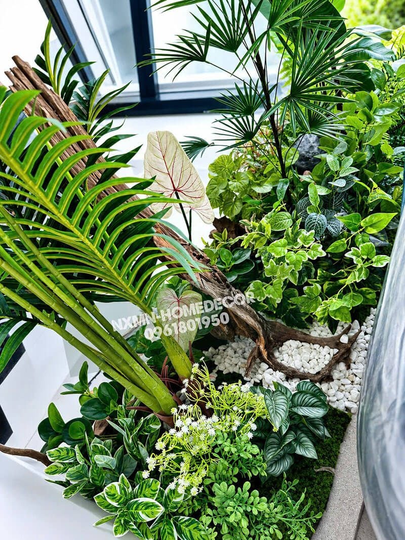 Cận cảnh chi tiết cây, lá, gỗ lũa và phần sỏi trắng trong tiểu cảnh.