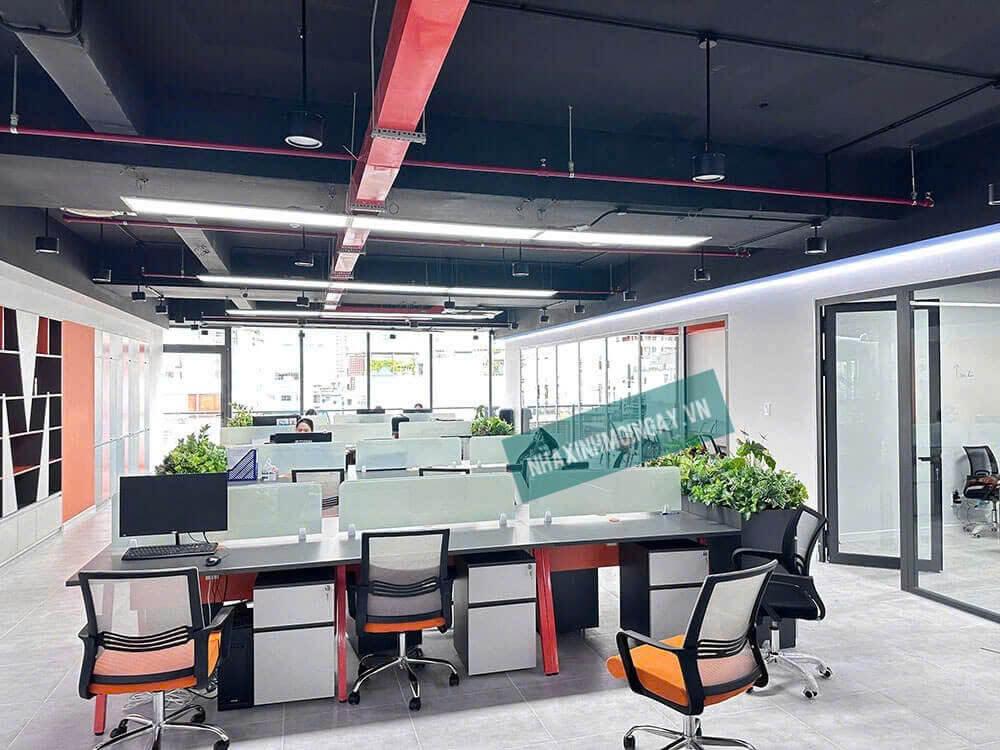 toàn cảnh văn phòng cần decor cây giả
