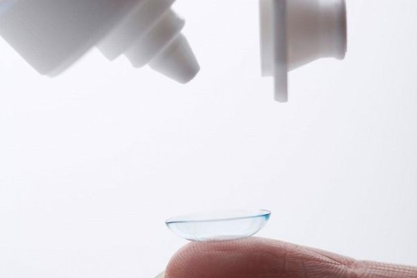 Cách Đeo Kính Áp Tròng Cận Thị