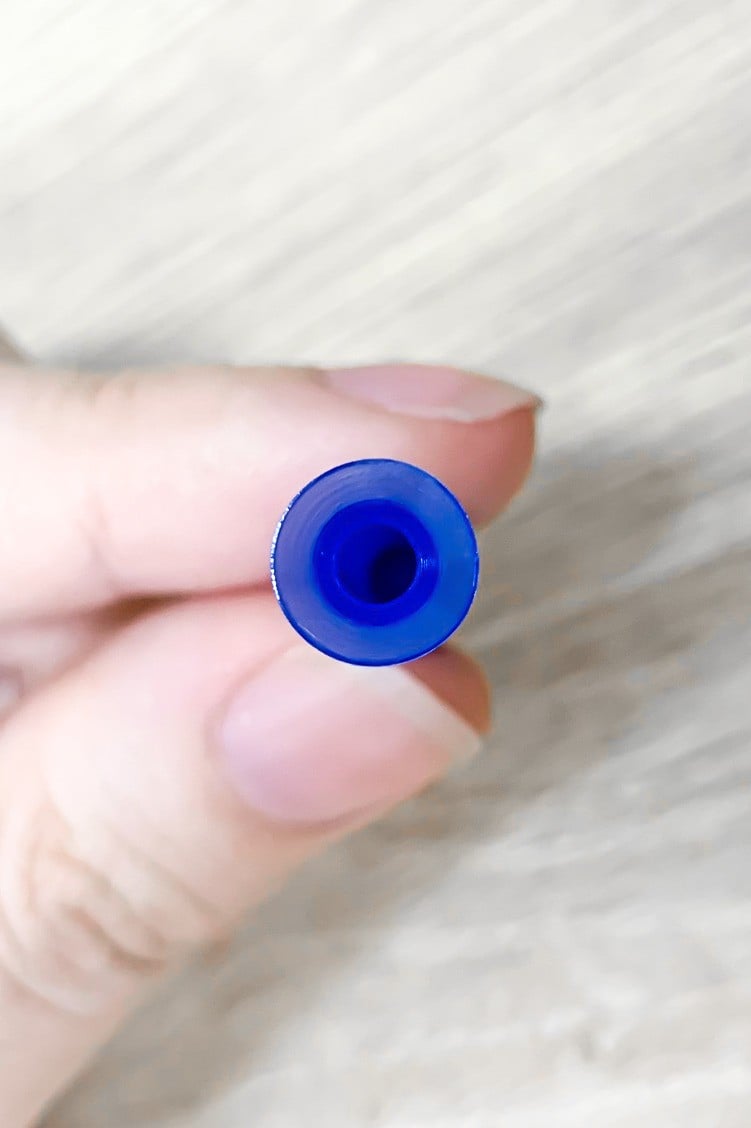 Que tháo kính áp tròng cứng