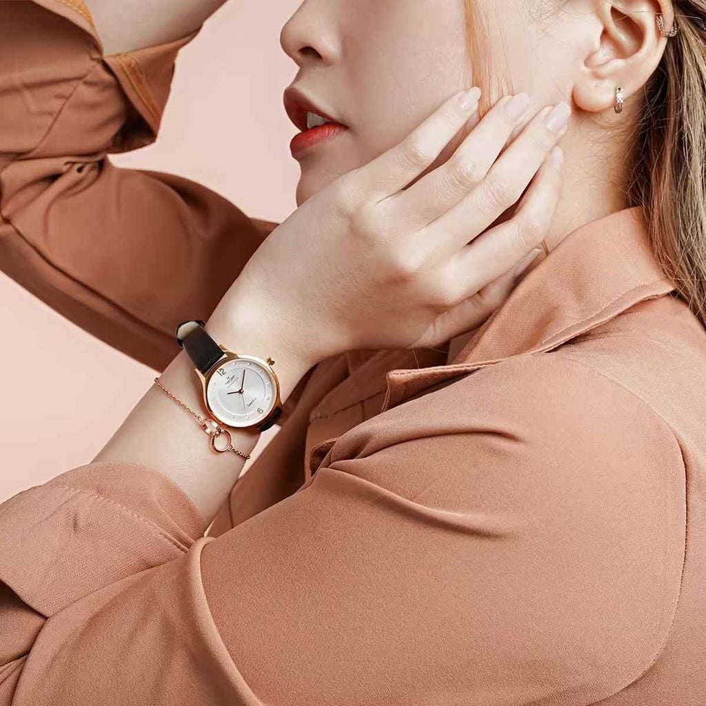 Cách bảo quản đồng hồ dây da không bị bong tróc