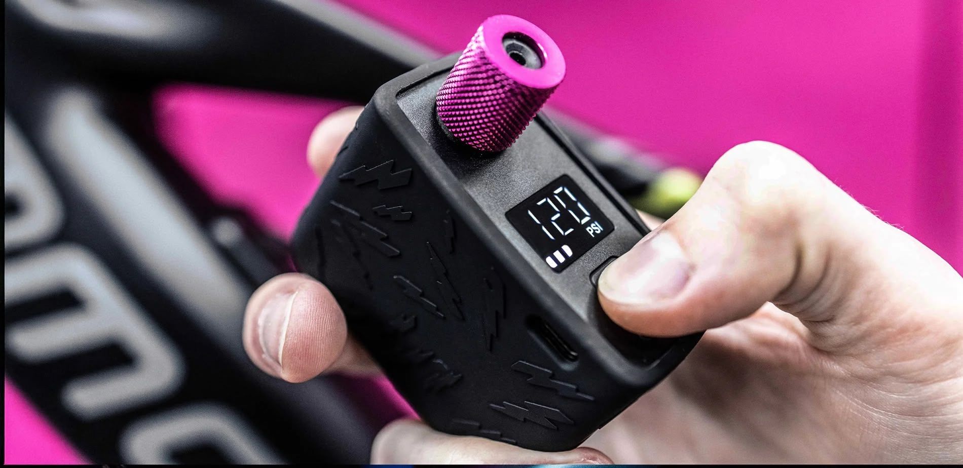 Muc-Off AirMach Pro: bơm điện mini nhỏ gọn