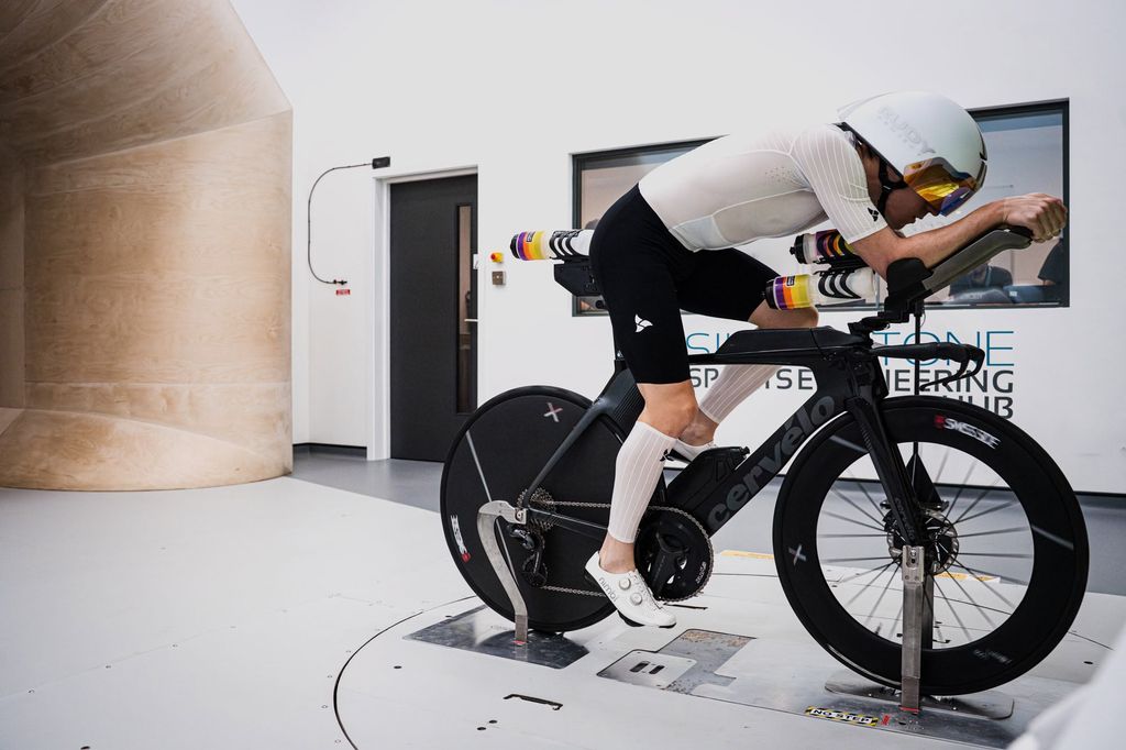 Mẫu nam đạp xe mặc TRI-FIT VORTEX Suit