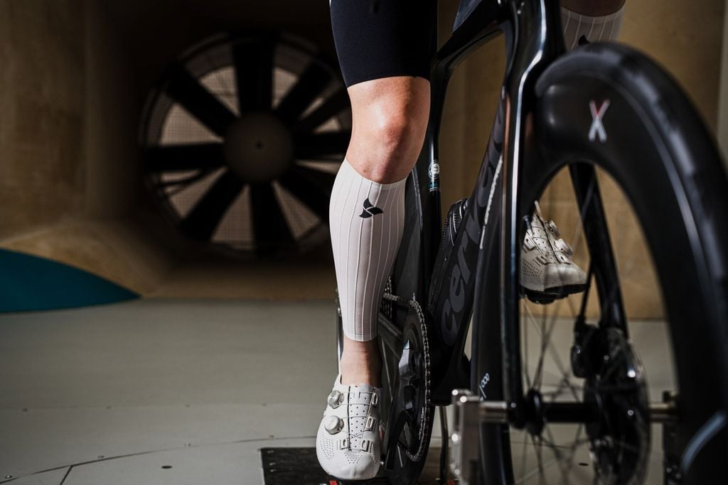 Mẫu VĐV sử dụng Ống chân Tri Fit Vortex