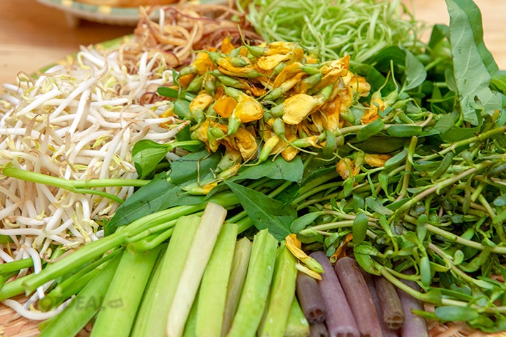 rau ăn lẩu mắm miền tây​