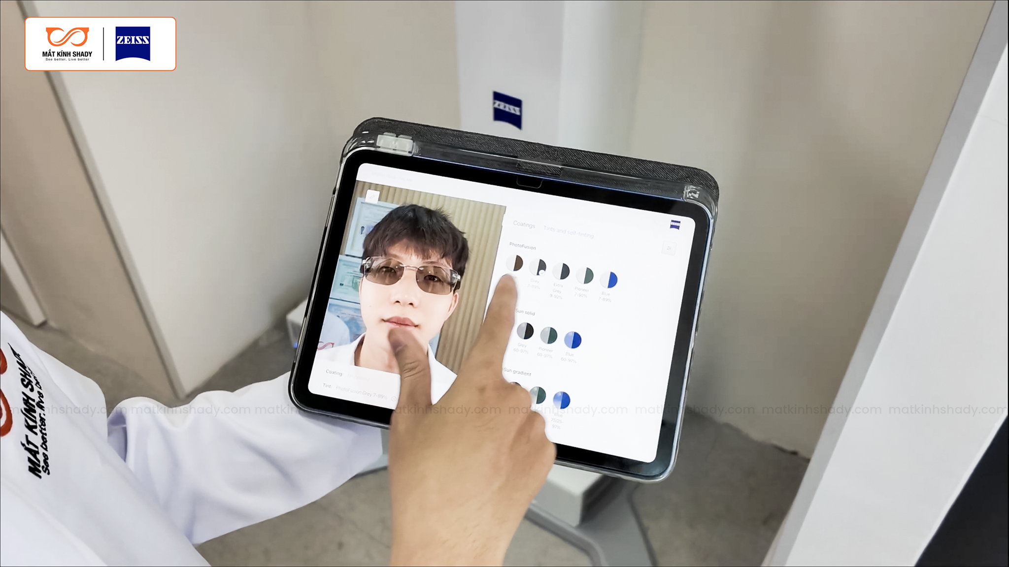 SHADY Chính Thức Đưa ZEISS VISUFIT 1000 Platform Vào Quy Trình Đo Mắt Chuyên Sâu, Nâng Chuẩn Trải Nghiệm Thị Lực